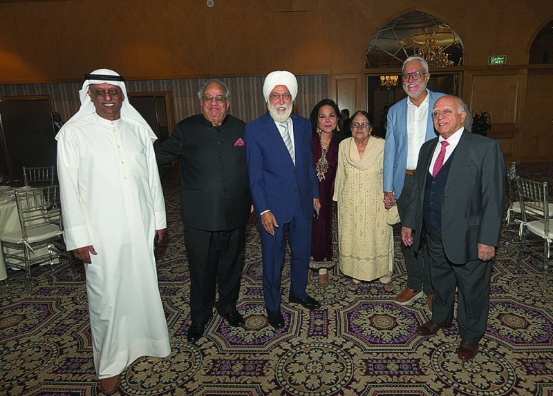 


الصراف مع مجموعة من الحضور 