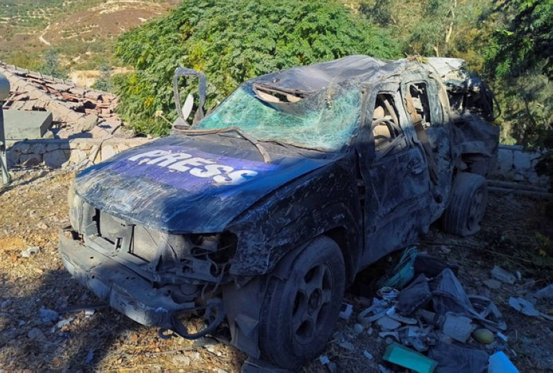 سيارة عليها كلمة «صحافة» بالإنكليزية تعرضت لغارة إسرائيلية في حاصبيا جنوب لبنان