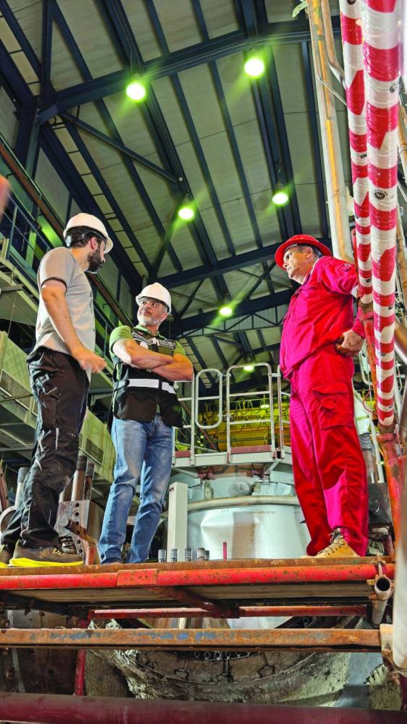 


الغريب متابعاً أعمال الصيانة للوحدة الغازية 