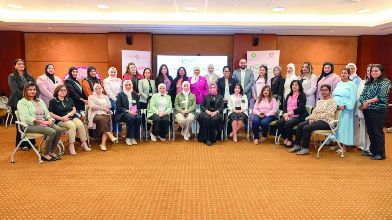 عدد من موظفات مجموعة الملا ومسؤوليها 