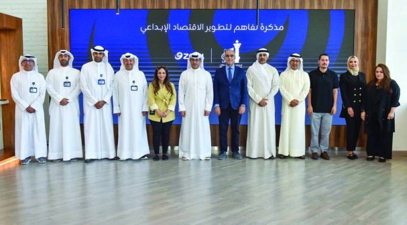 


الغربللي والجسار يتوسطان مسؤولي «زين» و«الوطني للثقافة» 