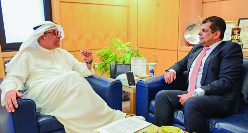 مطلق الزايد متحدثاً للزميل رضا السناري	(تصوير نايف العقلة)