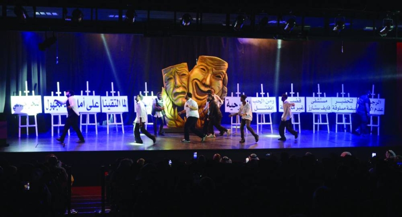 أسماء المسرحيات المشاركة في عرض الافتتاح (تصوير سعود سالم)