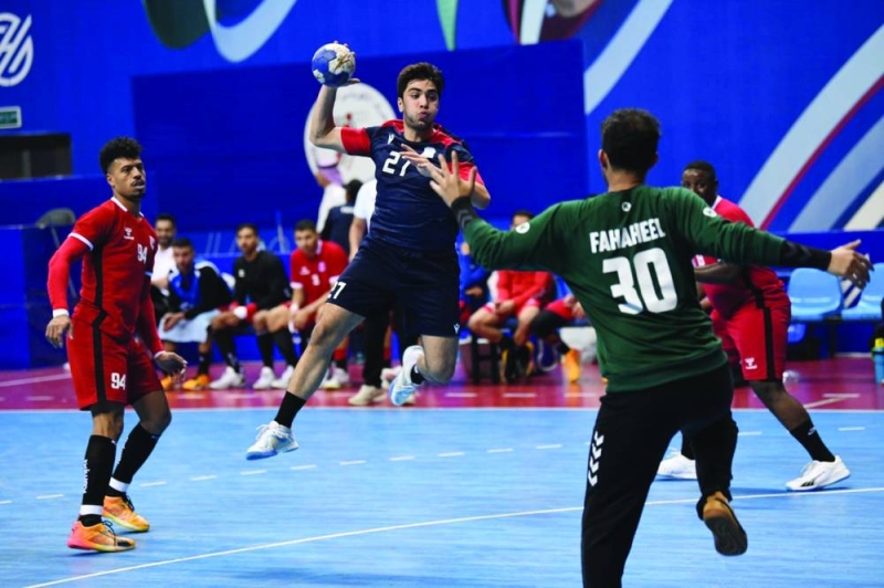 لاعب اليرموك مصوباً على مرمى الفحيحيل