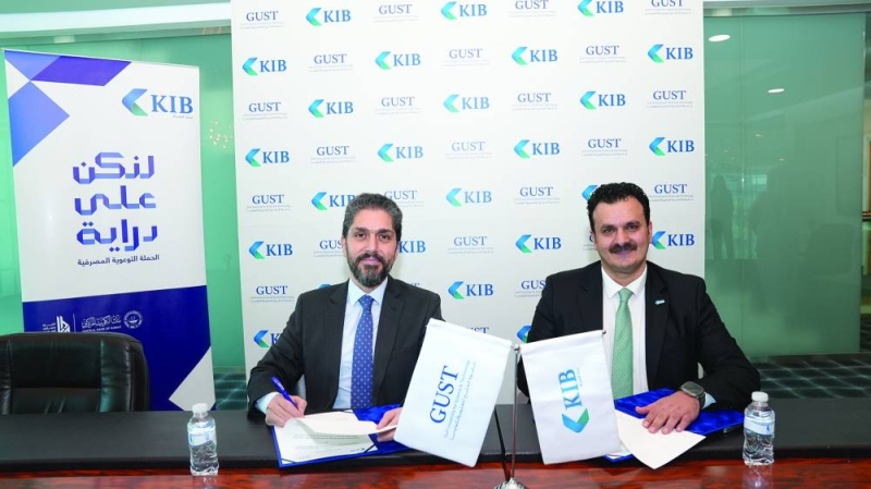 


جانب من توقيع المبادرة بين البنك والجامعة 