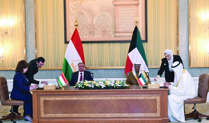ولي العهد والرئيس رحمان يشهدان توقيع إحدى الاتفاقيات