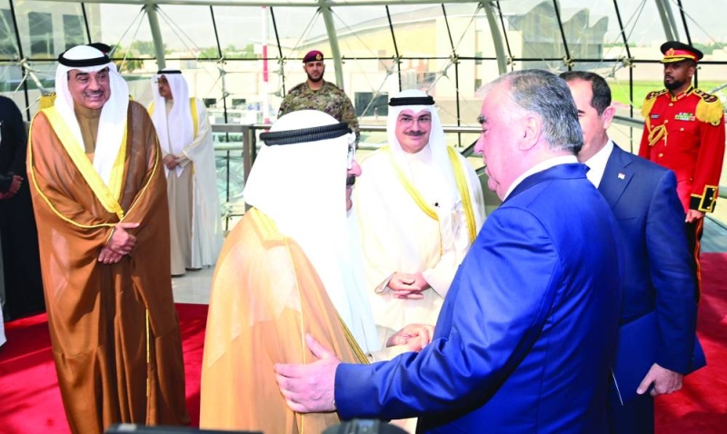 صاحب السمو مستقبلاً الرئيس الطاجيكي في المطار