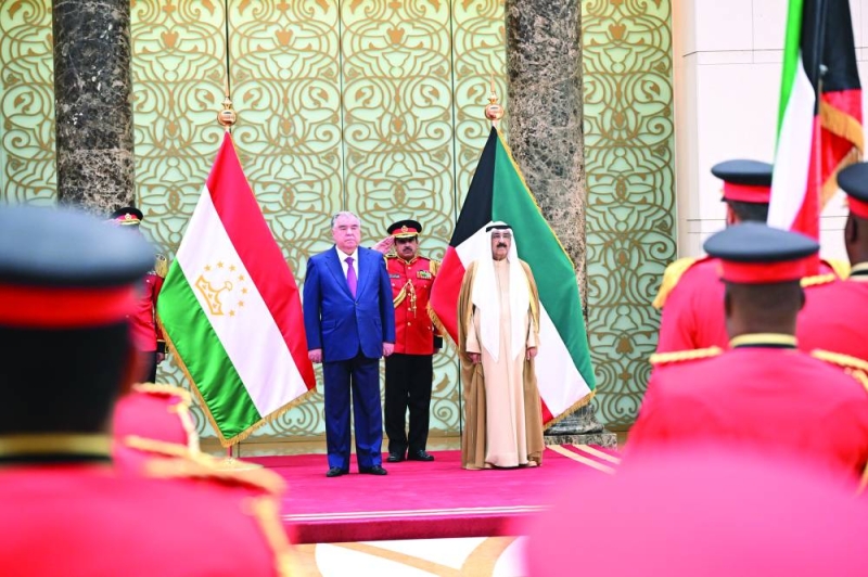 


صاحب السمو والرئيس رحمان خلال مراسم الاستقبال الرسمي 