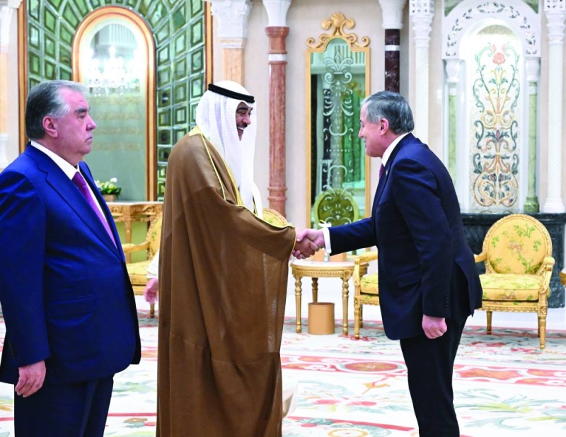 ولي العهد مرحباً بأحد أعضاء الوفد خلال مأدبة الغداء
