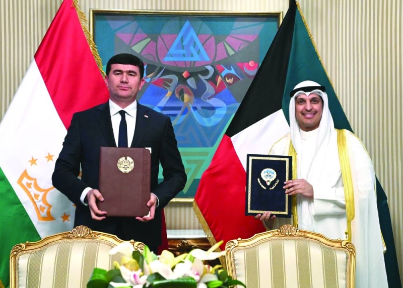 


المطيري وكمال الدين زاده عقب توقيع الاتفاقية 