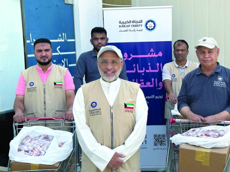 فريق «زكاة العثمان» أثناء التوزيع