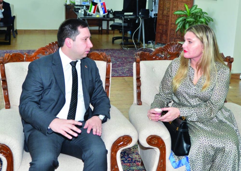 نائبة السفير التشيكي آنا تقدم العزاء لكاتيش (تصوير سعود سالم)