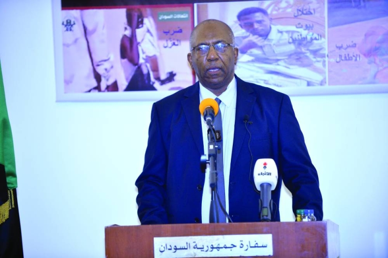 السفير بلّة متحدثاً في المؤتمر الصحافي