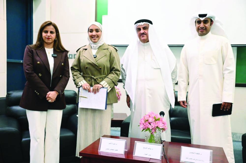منيرة الأمير مع مسؤولي كلية الحقوق