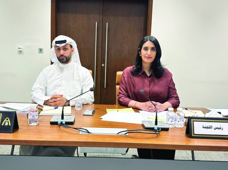 


فرح الرومي وعبداللطيف الدعي خلال الاجتماع 