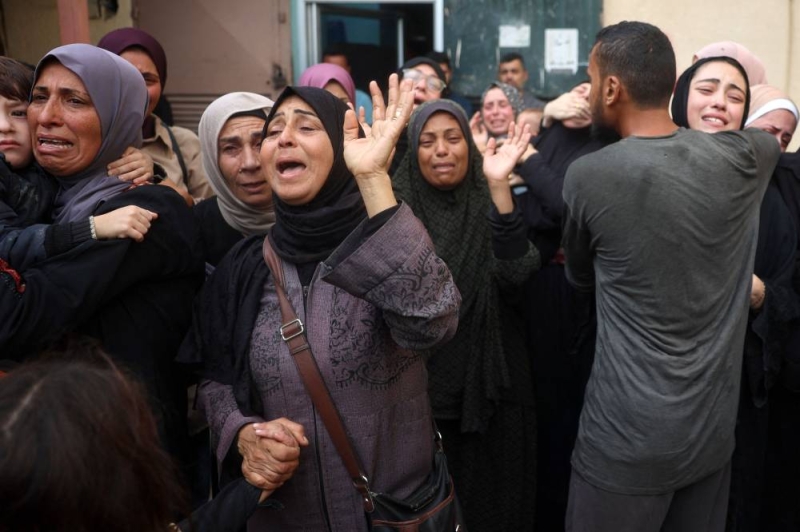 نساء ينتحبن خلال تشييع شهداء في ديرالبلح (شينخوا)