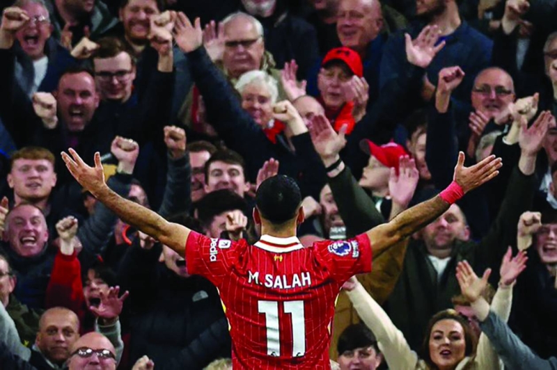 محمد صلاح محتفلاً مع جماهير ليفربول