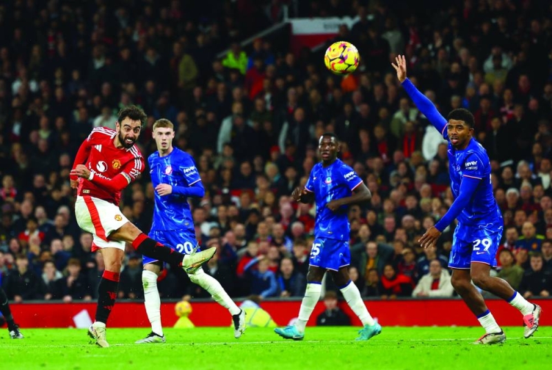 


برونو فرنانديز مسدداً الكرة على مرمى تشلسي	 (رويترز) 