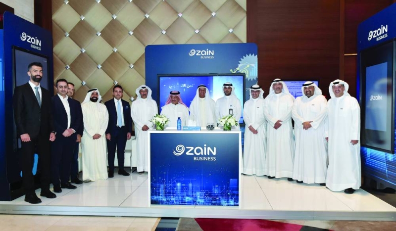 


الغربللي يتوسط كبار الضيوف ومسؤولي «زين» في جناح الشركة 
