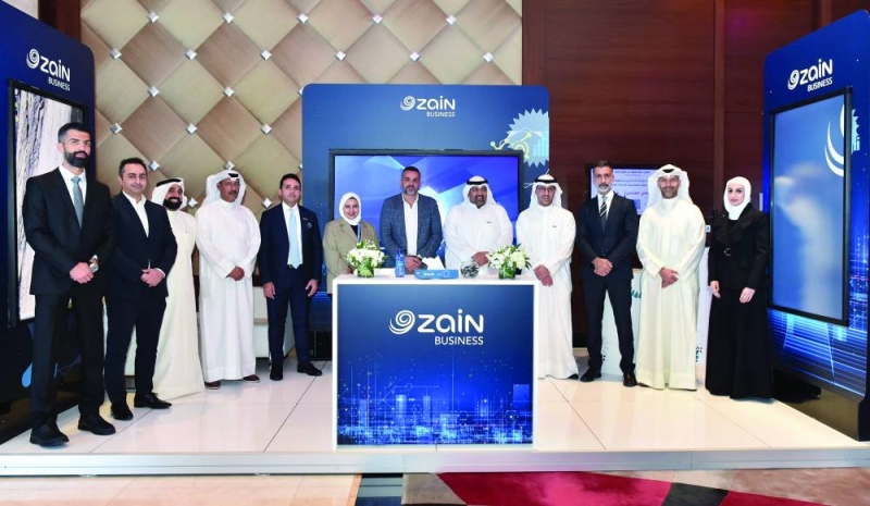 


الغربللي متوسطاً فريق«زين» 