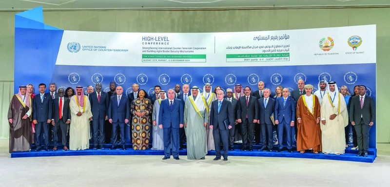 


ممثل الأمير في لقطة جماعية مع القادة والمسؤولين المشاركين في المؤتمر 