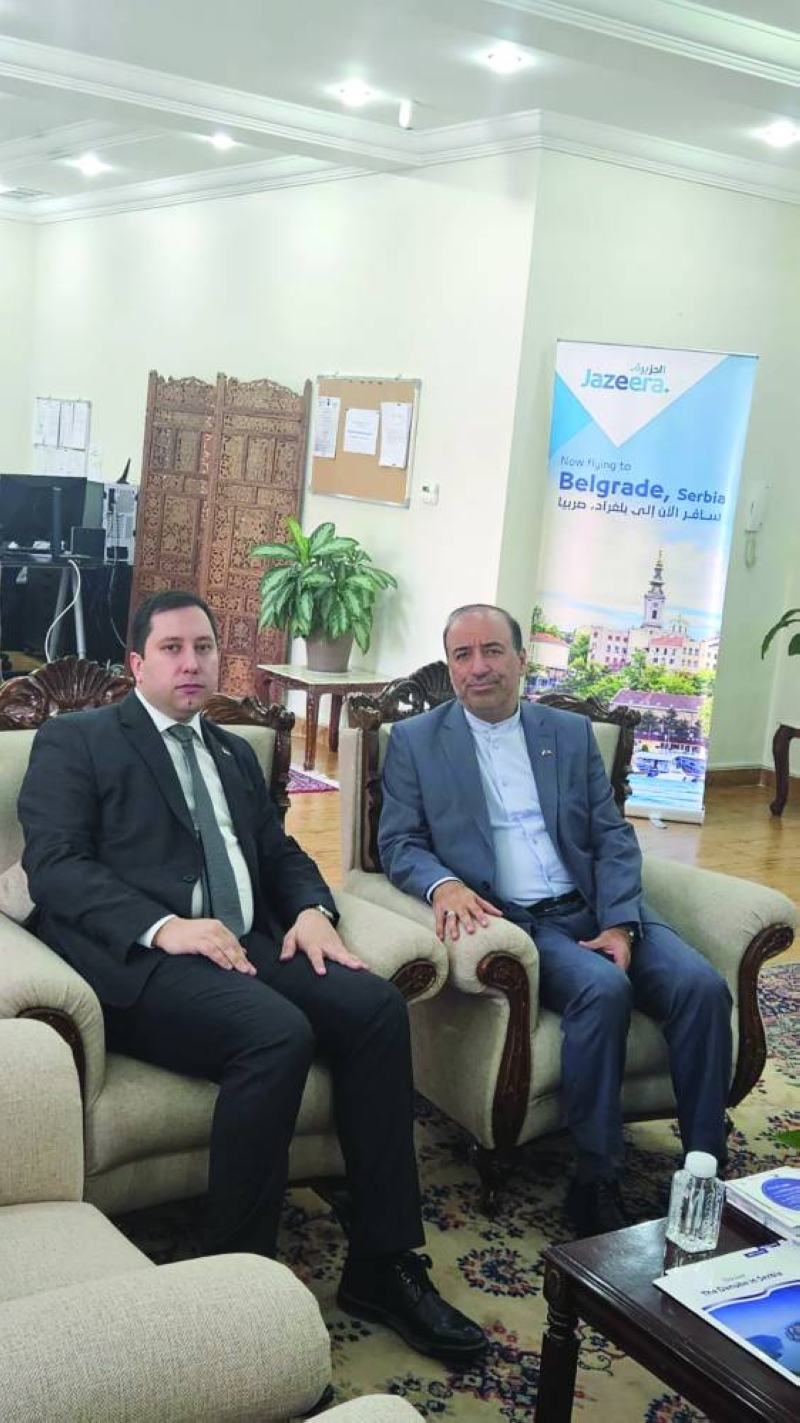  السفير الإيراني خلال تقديمه واجب العزاء 