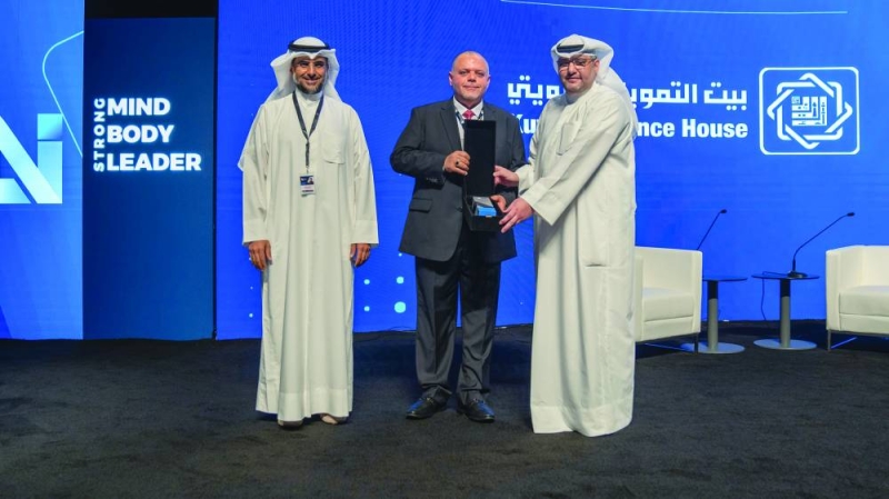 


الرويح متسلماً تكريم «بيتك» 