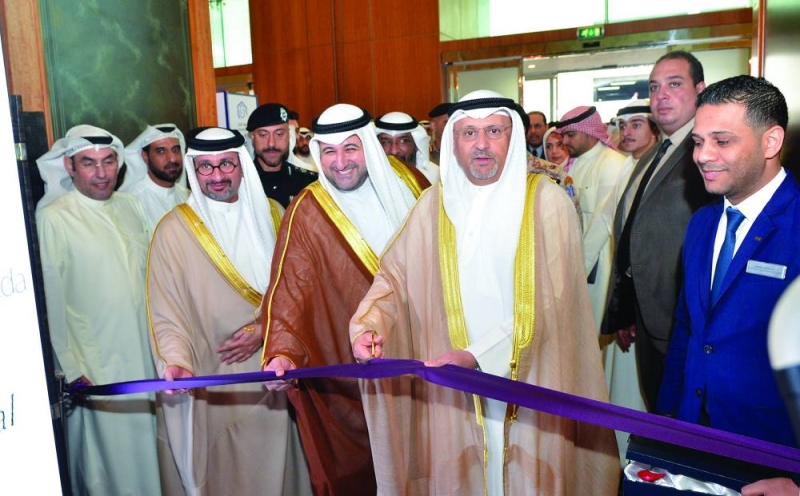 العمر مفتتحاً المؤتمر والمعرض الخليجي الخامس لتحديات الأمن السيبراني (تصوير سعود سالم)