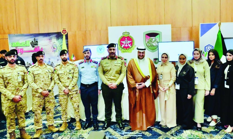 وكيل وزارة الدفاع في جناح الوزارة بالمعرض