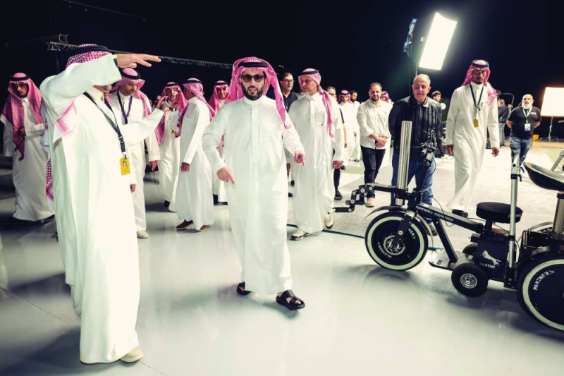 


تركي آل الشيخ في جولة داخل الاستديوهات 