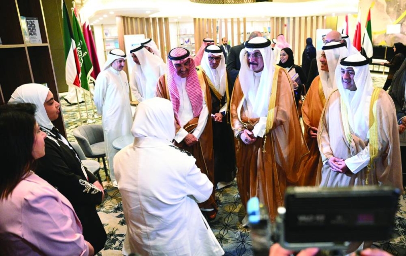 وزير التربية في حديث مع مشاركات في المؤتمر (تصوير نايف العقلة)