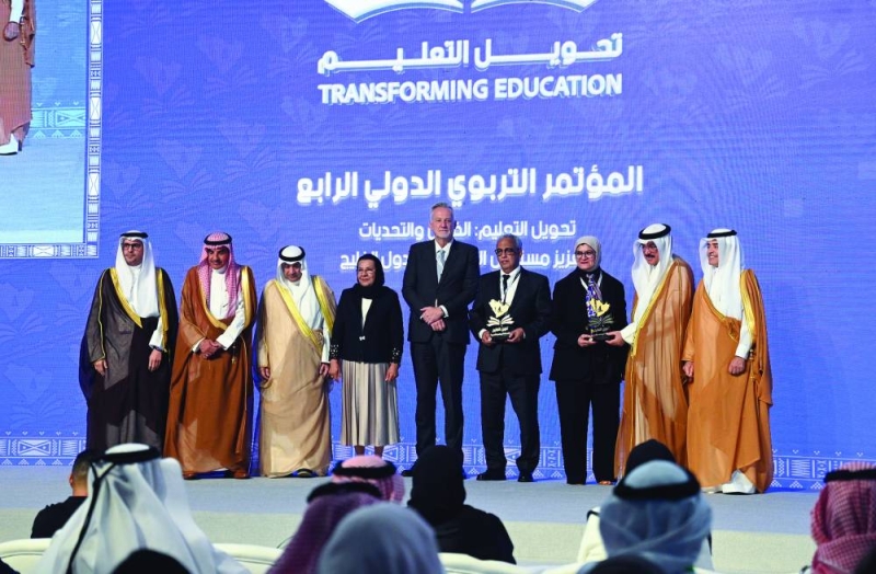 تكريم المشاركين في المؤتمر 