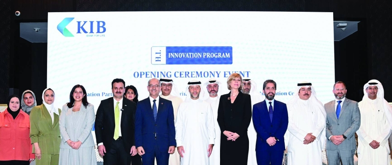 


فريق البنك مع ممثلي «فيزا» و«SIA Partners» والجامعات الخمس 