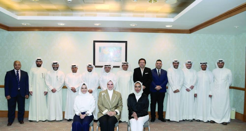 


المجحم والغملاس يتوسطان مجموعة من موظفي الخدمات المصرفية الخاصة 