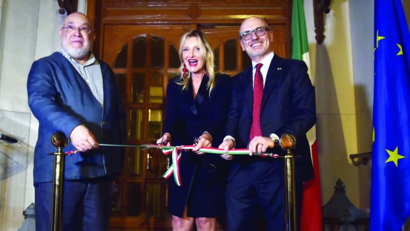 السفير موريني والتشكيلي فريد عبدال خلال قص شريط الافتتاح 