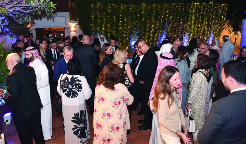 حشد من محبي الفنون خلال المعرض