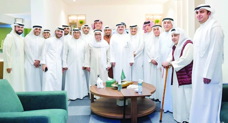 


عاشور متوسطاً كبار الحضور 	     (موقع النادي العربي) 