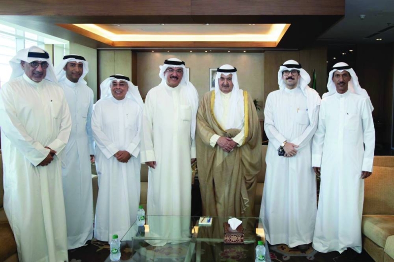 


وزير التربية مستقبلاً رئيس وأعضاء الاتحاد الرياضي المدرسي 