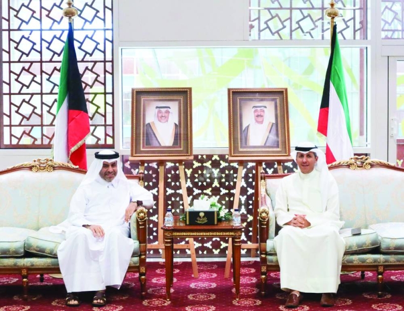 الوسمي خلال استقباله السفير القطري 