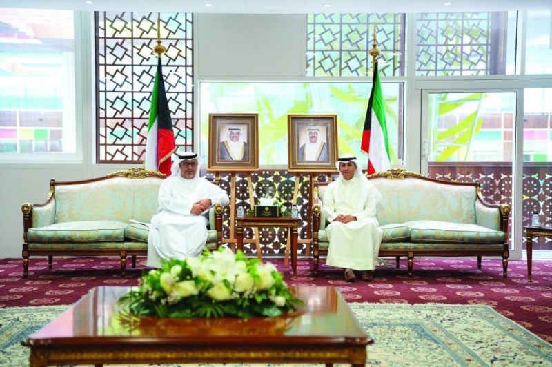 وزير العدل مستقبلاً السفير القطري