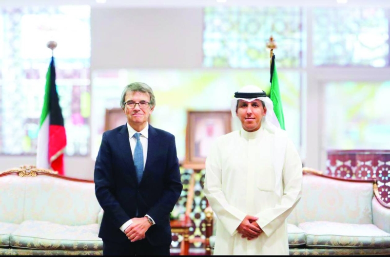 وملتقياً السفير الإسباني