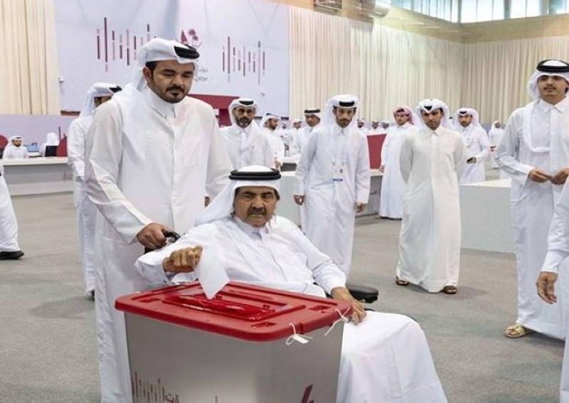 الأمير الوالد في مركز الاقتراع
