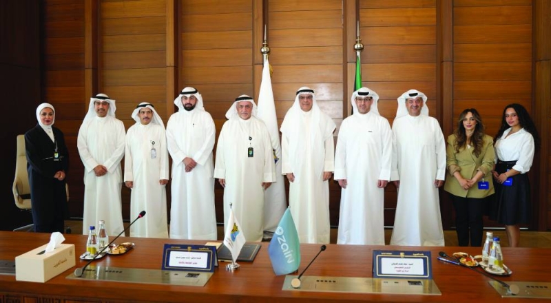 الغربللي والسعيد يتوسطان مسؤولي «زين» وجامعة الكويت 