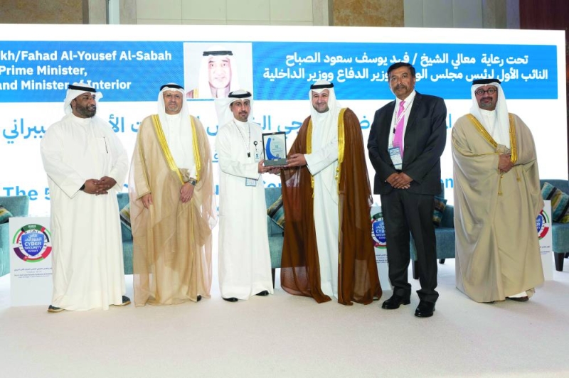 أندرو كريستوفر سينغ رئيس إدارة المخاطر لمجموعة برقان والدكتور علي عبدالحميد الكاظمي، رئيس مدراء أمن المعلومات – إدارة المخاطر للمجموعة يتسلّمان درعاً 
تكريمية للمشاركة في المؤتمر