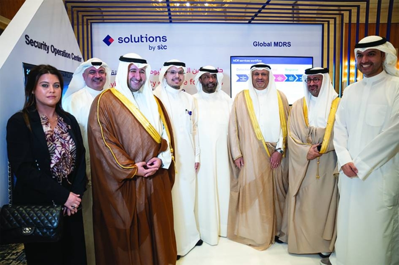 


الوزير العمر والضرّاب في جناح الشركة 