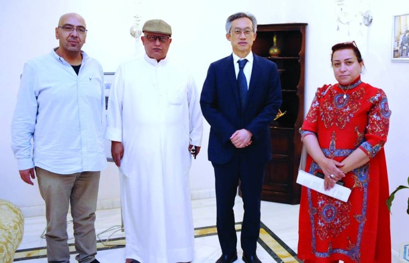 السفير ياسوناري خلال لقائه الصحافيين