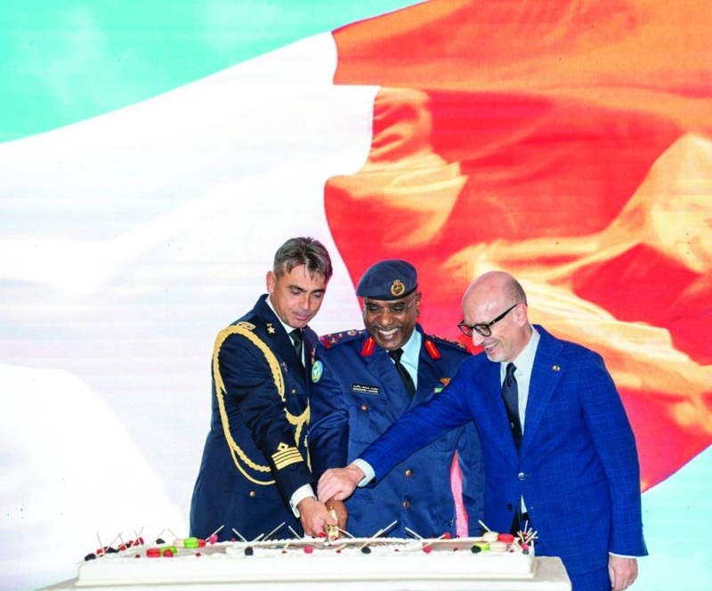 العميد الحمدان والسفير الإيطالي والعقيد ريغا يقطون قالب حلوى الاحتفال 