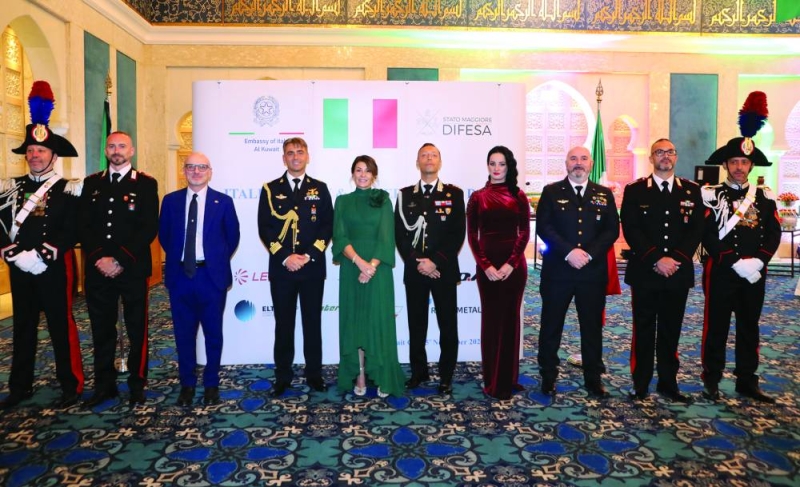 السفير الإيطالي مع مشاركين في الحفل
