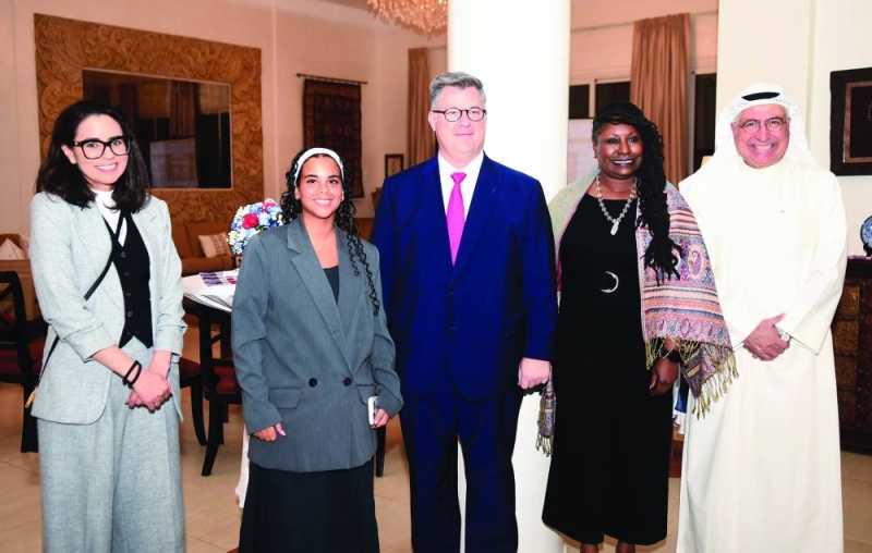 باتلر متوسطاً عدداً من المشاركين