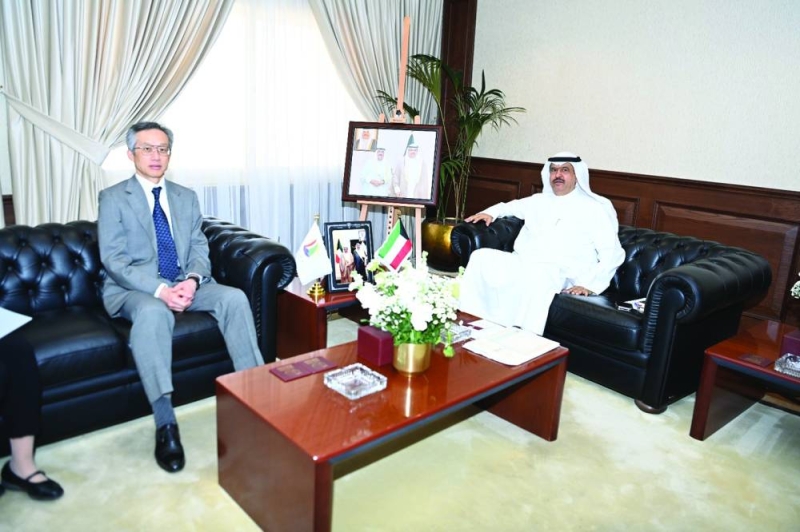 محافظ حولي خلال استقباله السفير الياباني